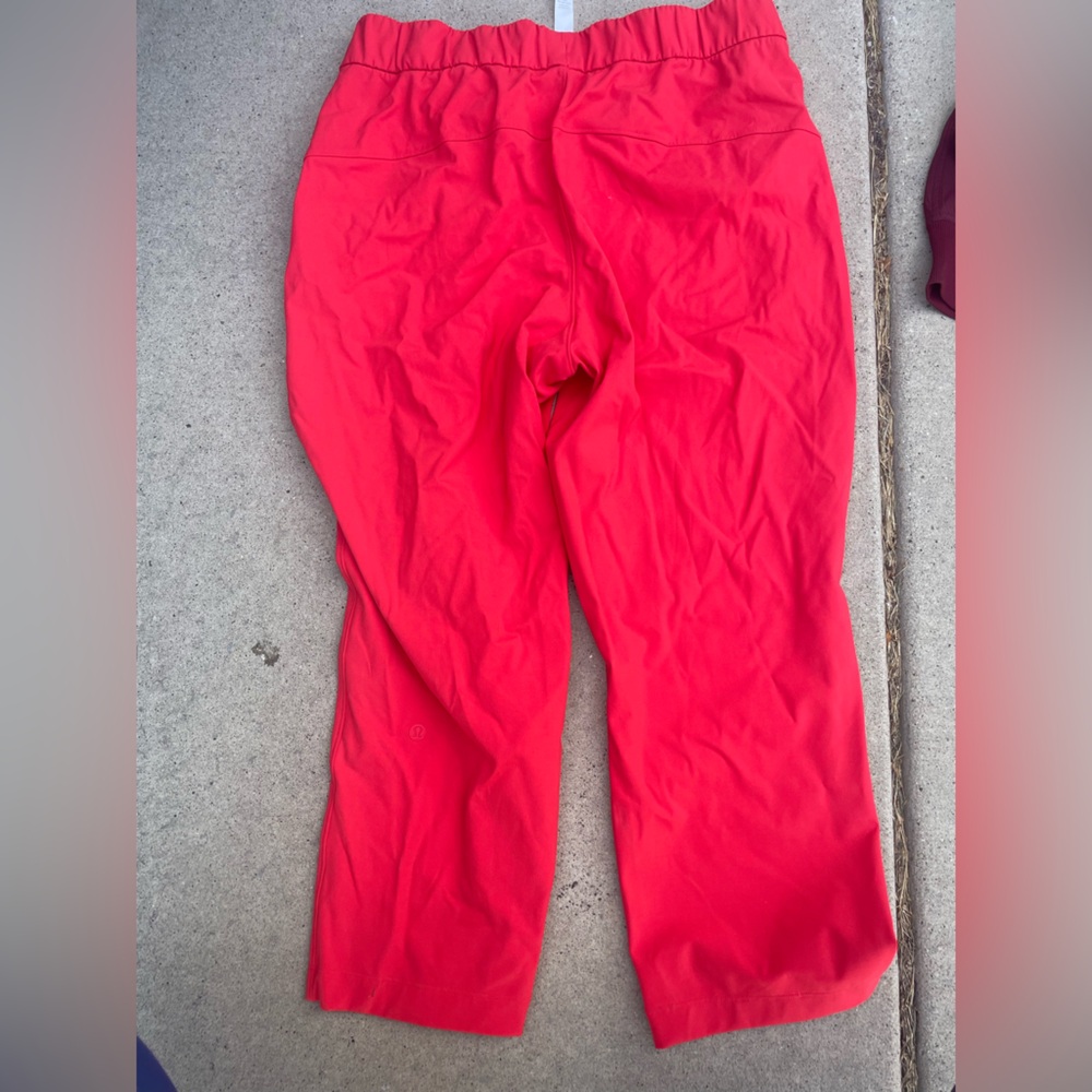 Lululemon gently used on the fly crop.  Size 8 red